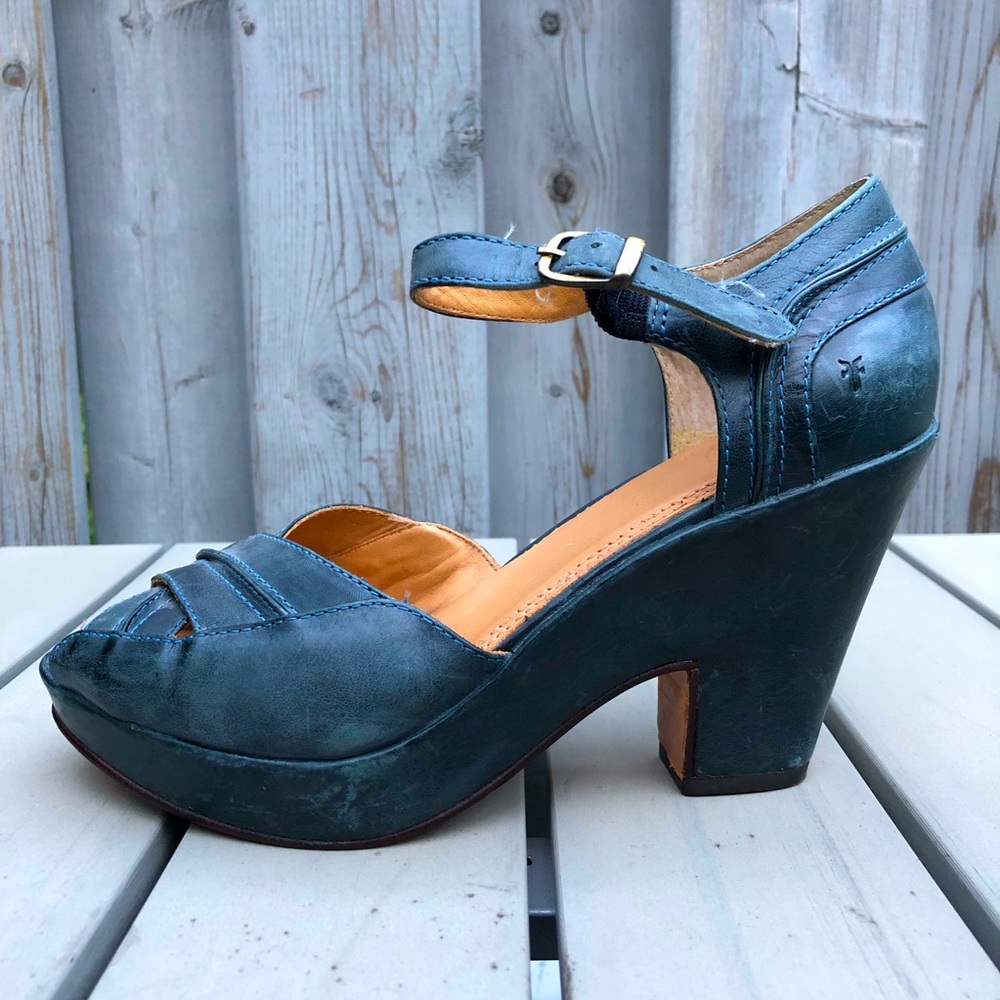 Vintage FRYE platform leather sandals. Blue. 7.5 M